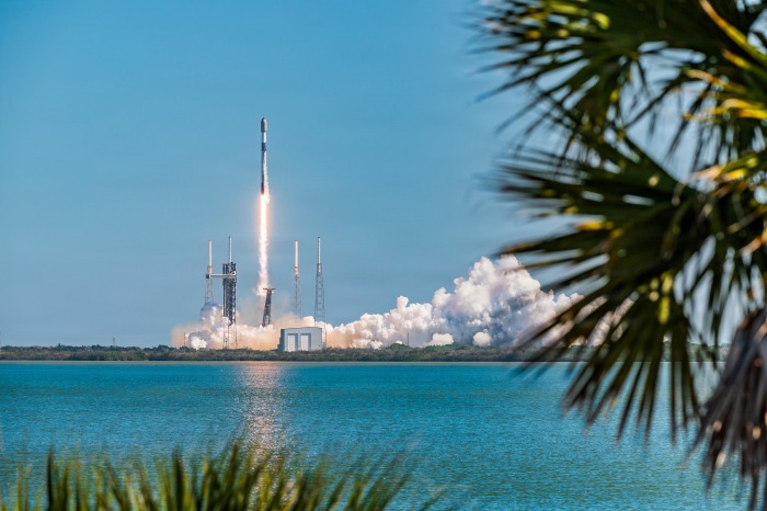 3月，一枚SpaceX猎鹰9号火箭从佛罗里达州卡纳维拉尔角发射升空。