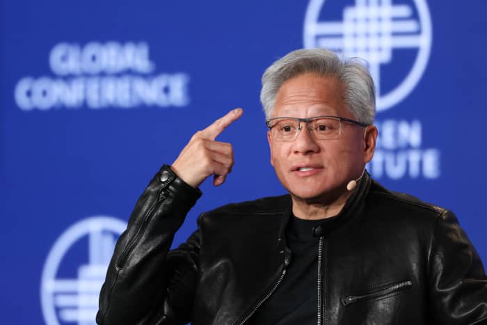 英伟达创始人兼首席执行官黄仁勋在空军一号飞往中国途中，于阿拉斯加停留加油时登上了该机。