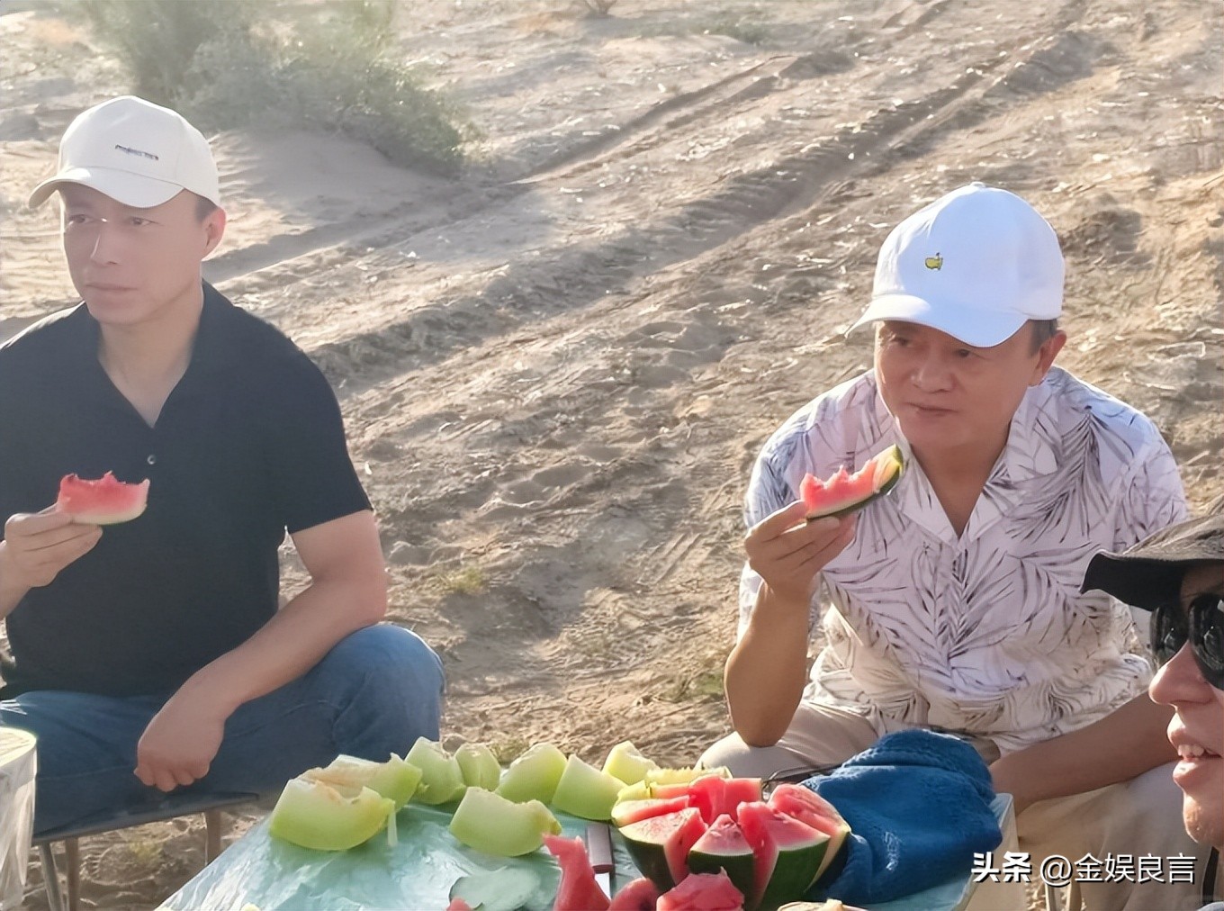 马云两鬓斑白下地种树浇水 坐小马扎吃西瓜（配图2）