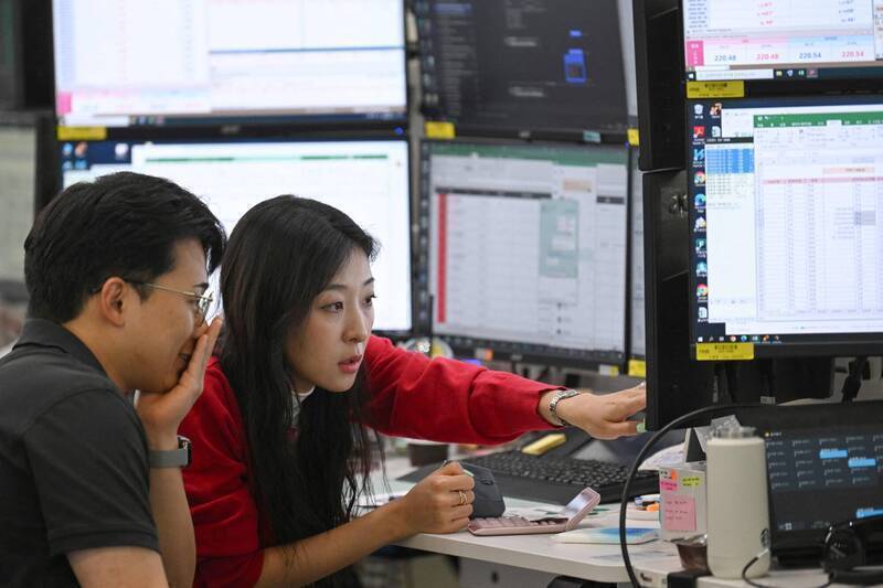 亚股满血复活！韩股暴涨逾4%，经飙逾2200点重返6万6。 （法新社）