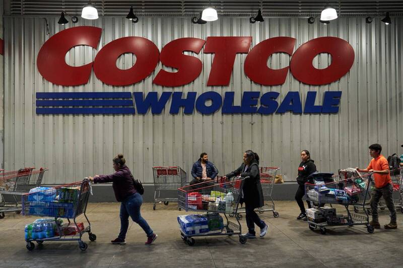 外媒指出，Costco自有品牌Kirkland Signature半甜巧克力豆，近期重新出現在部分賣場貨架。示意圖。（彭博）