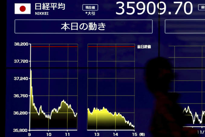 日本股市代表股指日经225平均股指（日经指数）5日因担心美国经济停滞，盘中一度暴跌4400点以上。共同社报道说,当天日经指数跌幅超过了暴跌 3836点的1987年10月20日的