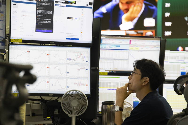 亚股又狂泻！韩股暴跌逾4%，日经跌逾900点。 （欧新社）