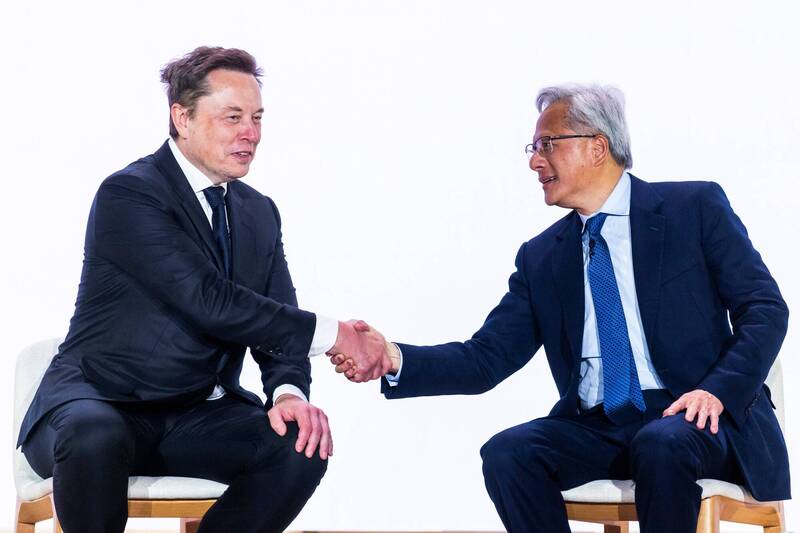 马斯克（左）旗下的SpaceX，传出拟筹400亿美元，购买辉达黄仁勋（右）的晶片。 （欧新社）