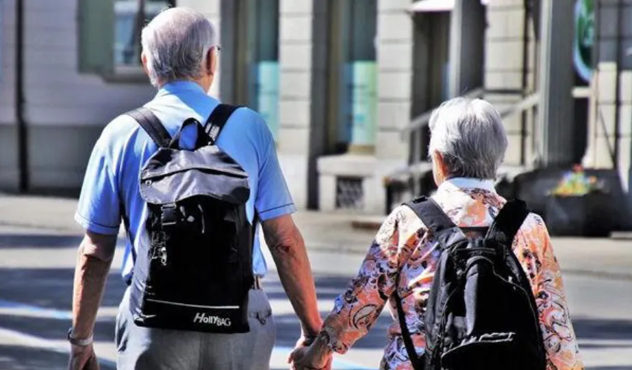 坐了一趟邮轮 退休夫妇见账单崩溃 存款大大缩水