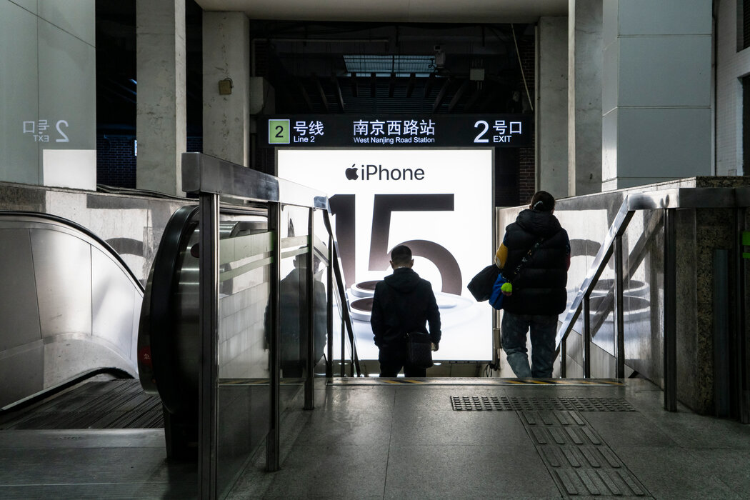 上海的一个地铁站入口，摄于本月。iPhone今年年初在中国的销量下降了24%，与此同时，国内龙头企业华为的销量增长了64%。