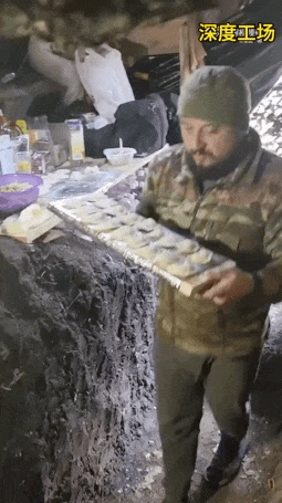 中国饺子火遍世界 乌克兰军队前线包饺子煮饺子吃(图)