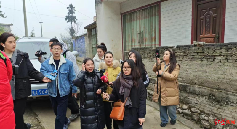 余华英获死刑!杨妞花和姐姐回老家祭拜父母(组图)