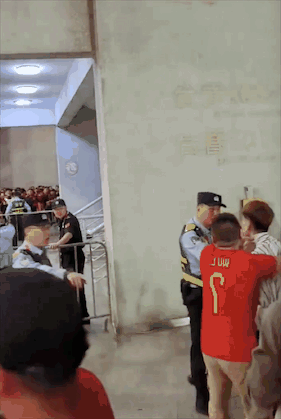 丢人!中国球迷辱骂泰国球迷还竖中指!安保出手阻止(图)