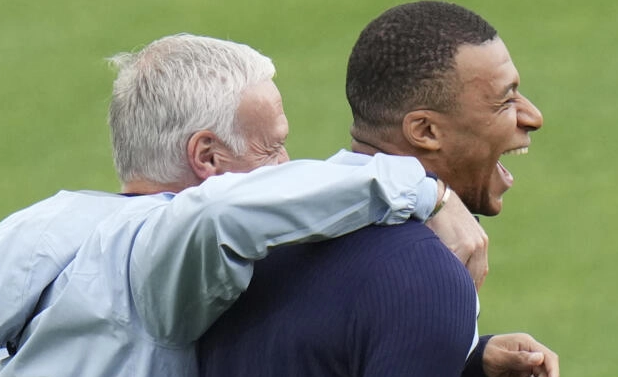 法国足球名将姆巴佩号召青年人投票反击极端势力(图)