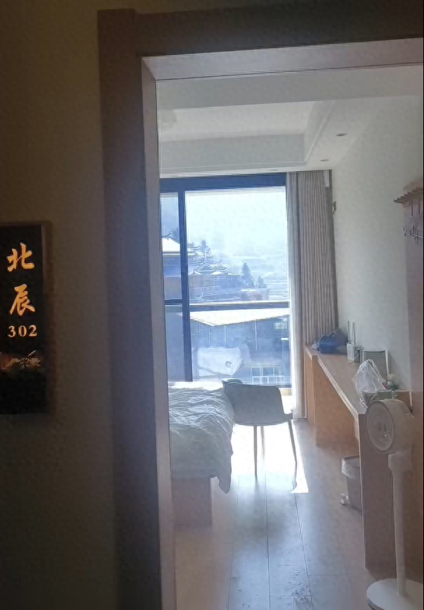 父亲疑将未燃尽木炭带进房取暖,两个孩子不幸身亡(图)