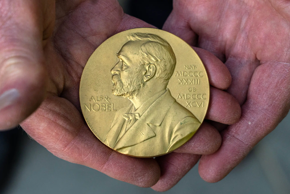 82名美国诺贝尔奖获得者公开支持哈里斯(图)