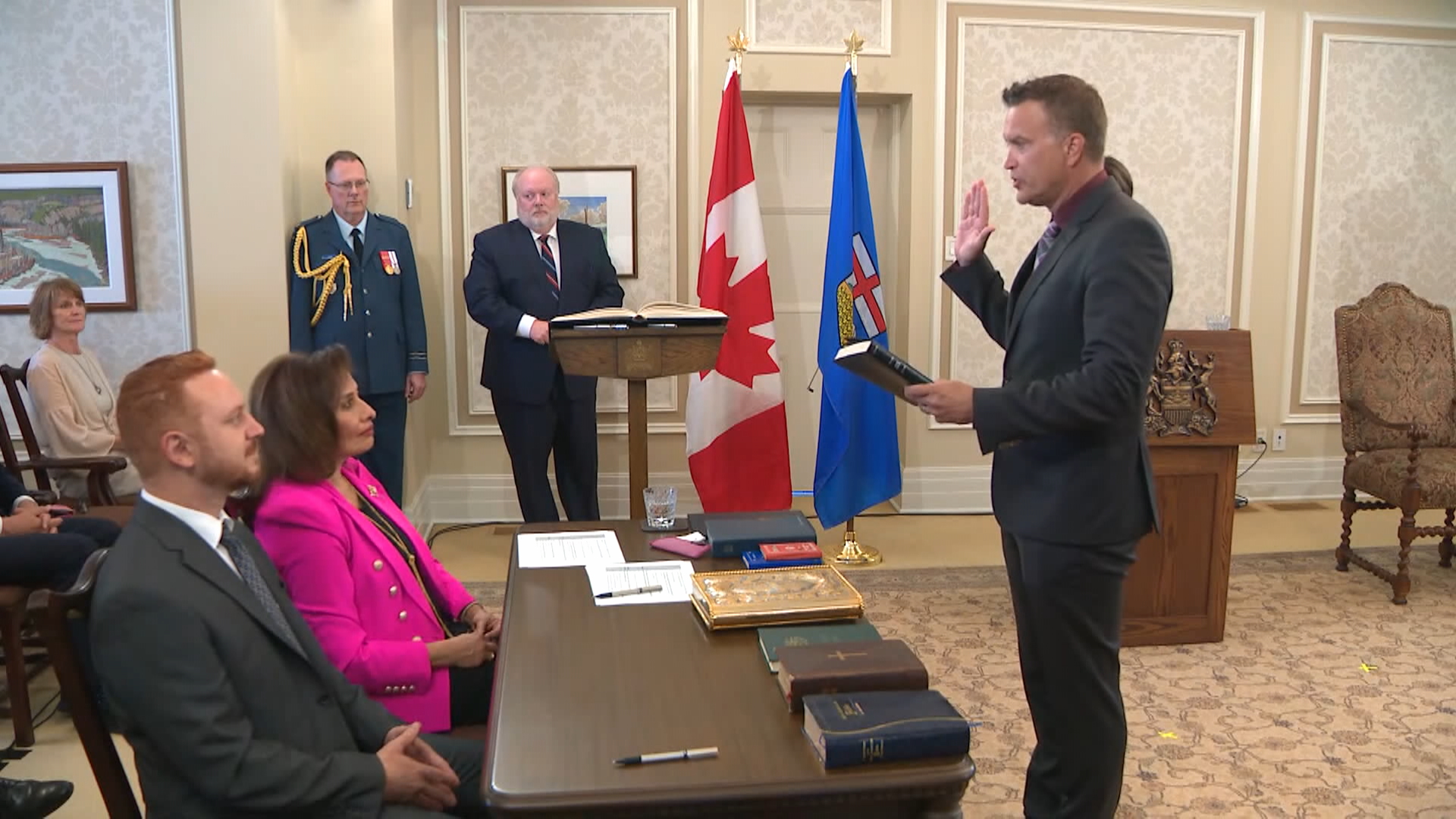 艾伯塔省的基础设施部长就采购问题辞职