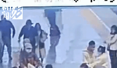 “别睡!孩子在等你!”年轻爸爸倒在上海的站台上(组图)