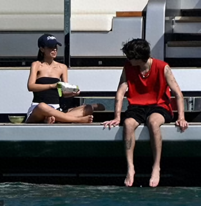 小贝19岁儿子与29岁女歌手热恋,年龄差引贝嫂担忧(图)