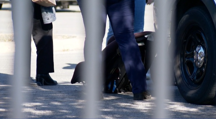 人伦惨剧!3岁幼童手握长枪 射杀11个月宝宝(组图)