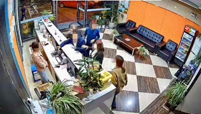 “在竹山我说了算”作协主席酒后闹事骂前台(组图)