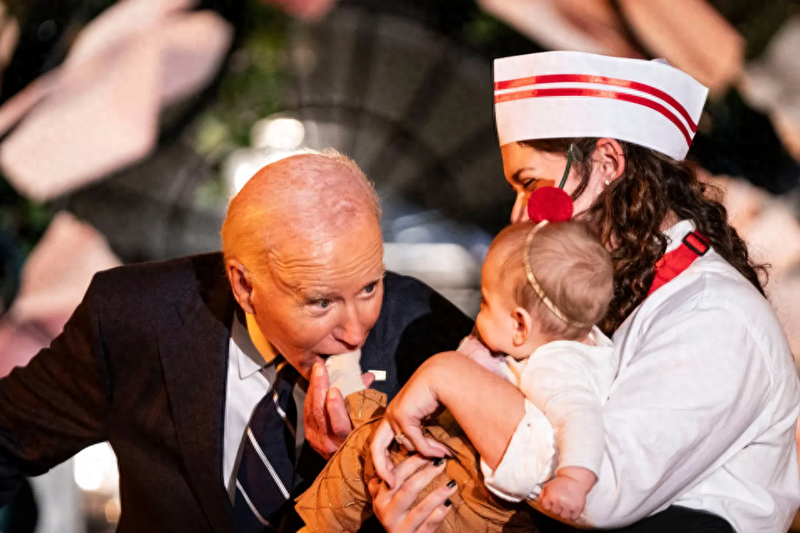 拜登万圣节咬婴儿光脚!“梗王”川普扮演环卫工人(图)