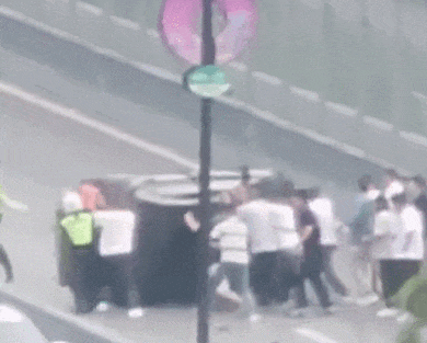 95后姑娘一声呼喊 高架上四脚朝天的轿车被翻正(组图)