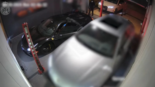 华人房主刚从中国回来 5名劫匪持锤砸门 抢法拉利(图)