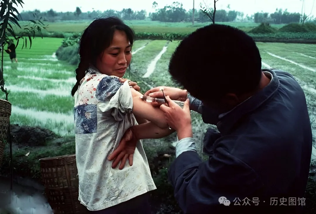 实拍火红的70年代：女知青下地干活劲头足，工农兵上大学听课认真