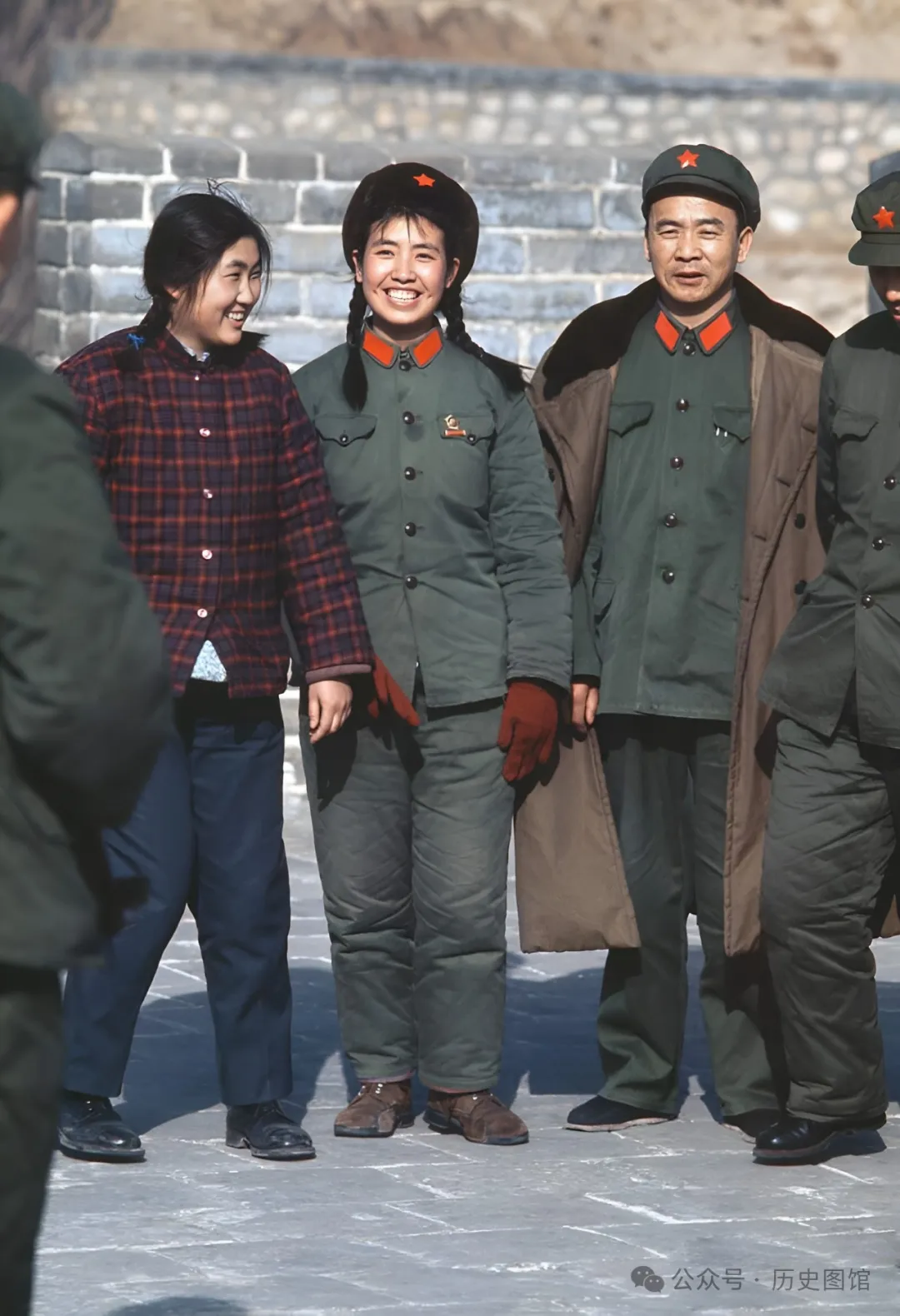 实拍火红的70年代：女知青下地干活劲头足，工农兵上大学听课认真