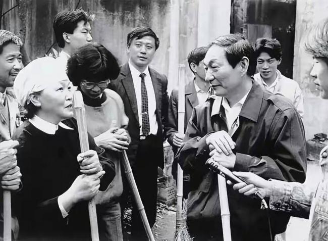 1988年上海天价出租车事件，朱镕基怒斥绑架
