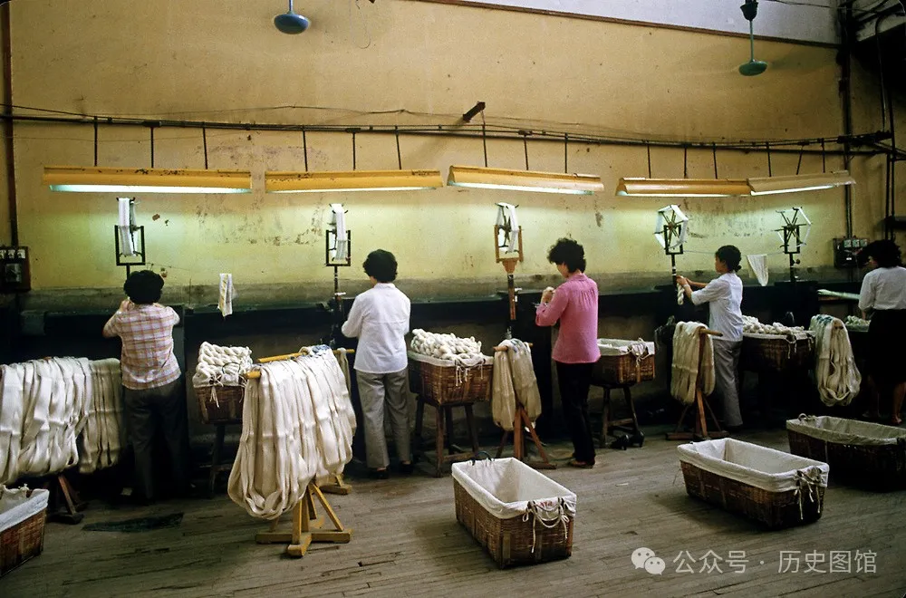 实拍1985年杭州丝绸厂：车间女工年轻漂亮，国营大厂饭菜让人羡慕