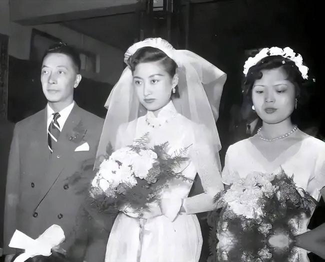 蒋经国和美人张正芬合影，难怪她看不上伊能静