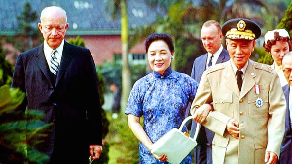 在公开场合经常可见蒋介石、宋美龄两人亲密扶持的景象。（图片来源：公有领域）