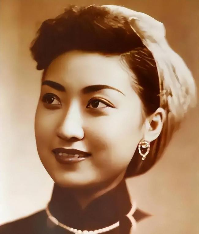 蒋经国和美人张正芬合影，难怪她看不上伊能静