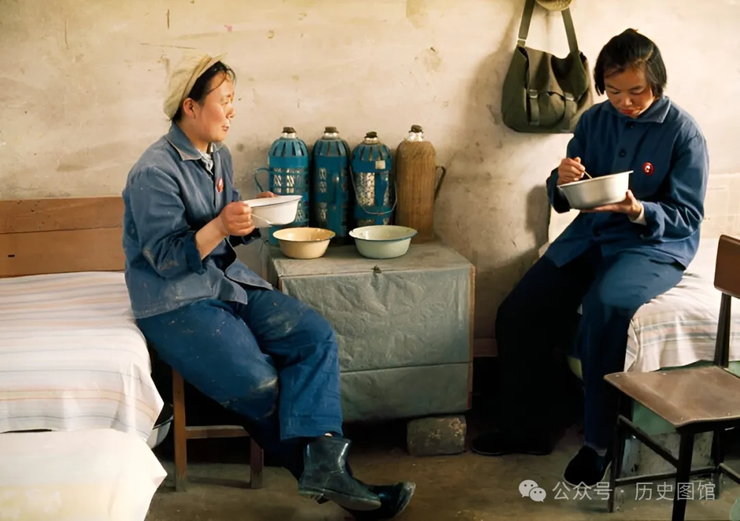 实拍火红的70年代：女知青下地干活劲头足，工农兵上大学听课认真
