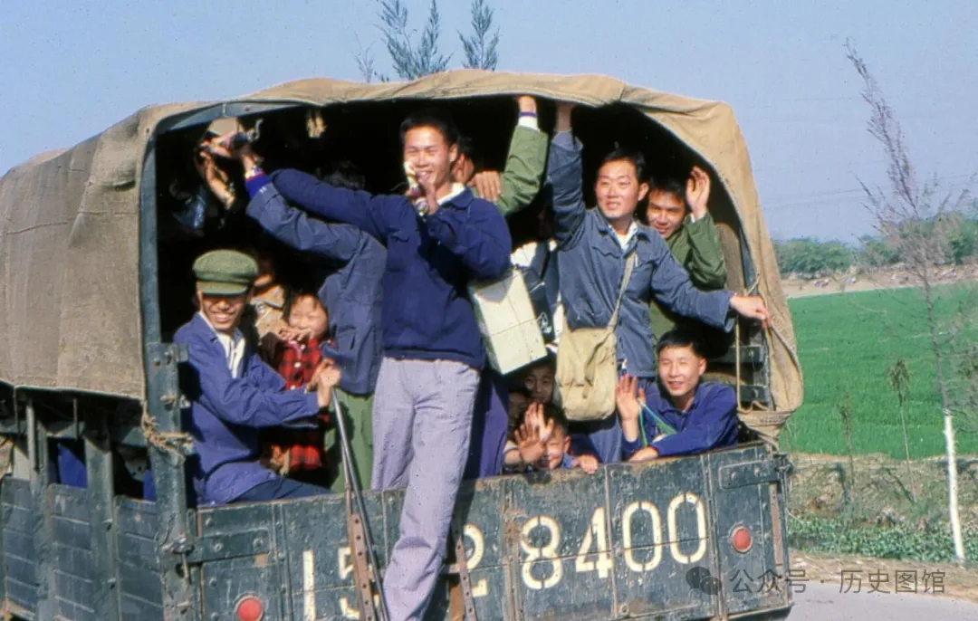 实拍火红的70年代：女知青下地干活劲头足，工农兵上大学听课认真