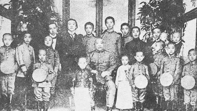 1916年袁世凯病逝后，留下「一妻九妾、32名子女」的庞大家族。 （图/翻摄自百度百科）