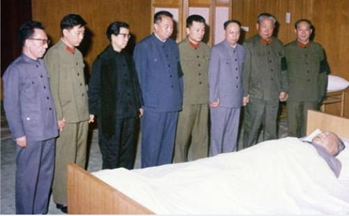 周恩来死后  他扣押了两封密信