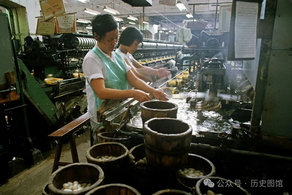 实拍1985年杭州丝绸厂：车间女工年轻漂亮，国营大厂饭菜让人羡慕
