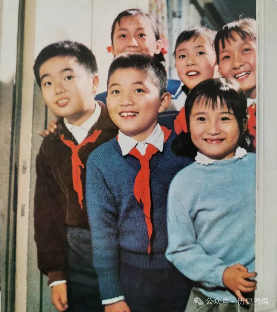 实拍火红的70年代：女知青下地干活劲头足，工农兵上大学听课认真