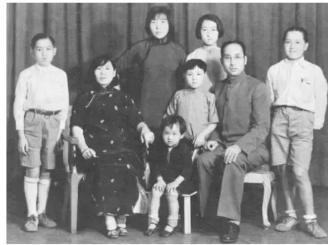 他曾是外交部办公厅副主任，1968年被一脚踢死