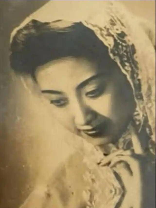 蒋经国和美人张正芬合影，难怪她看不上伊能静