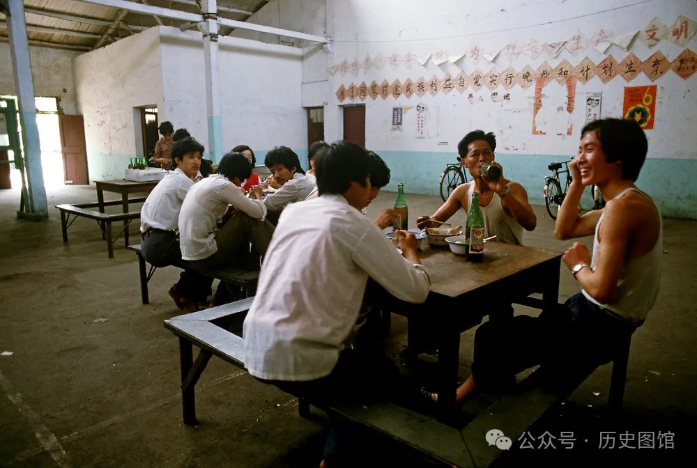 实拍1985年杭州丝绸厂：车间女工年轻漂亮，国营大厂饭菜让人羡慕