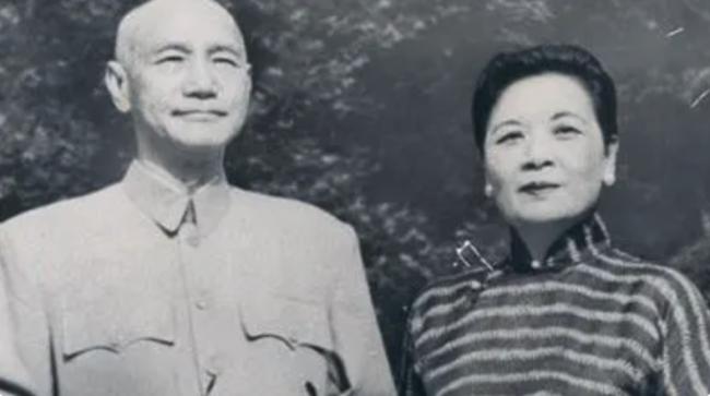 蒋经国在蒋介石死后宣布一事！宋美龄连夜飞美国