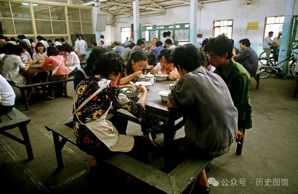实拍1985年杭州丝绸厂：车间女工年轻漂亮，国营大厂饭菜让人羡慕