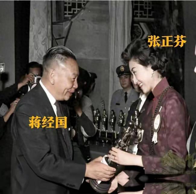 蒋经国和美人张正芬合影，难怪她看不上伊能静