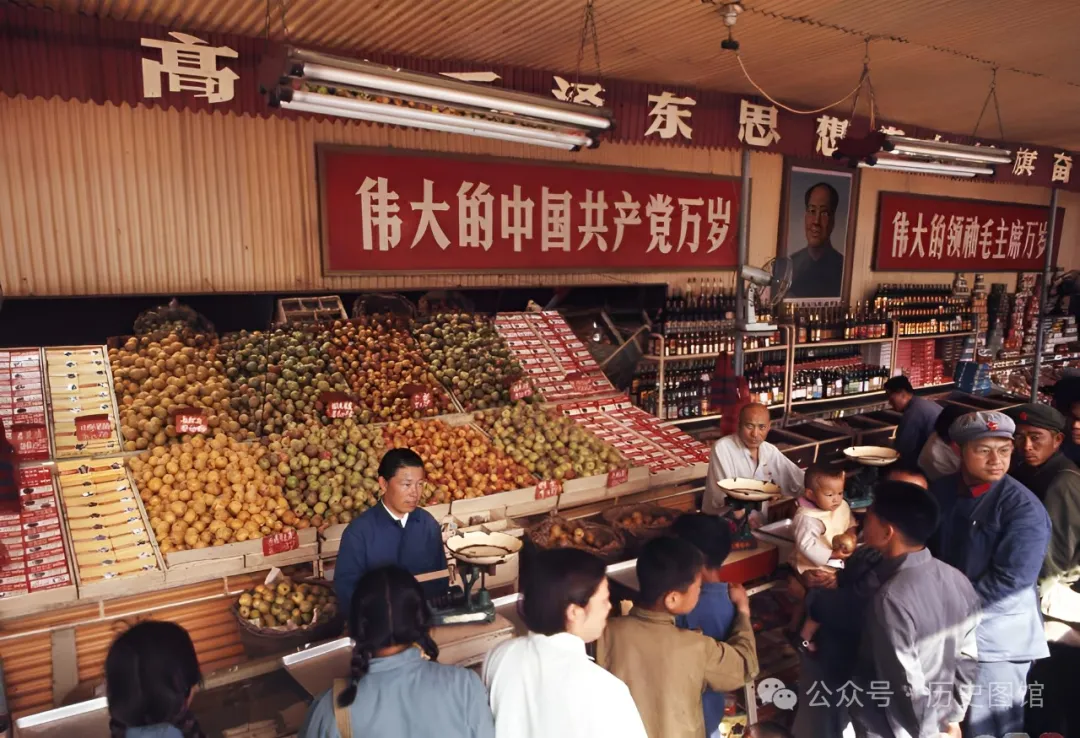 实拍火红的70年代：女知青下地干活劲头足，工农兵上大学听课认真