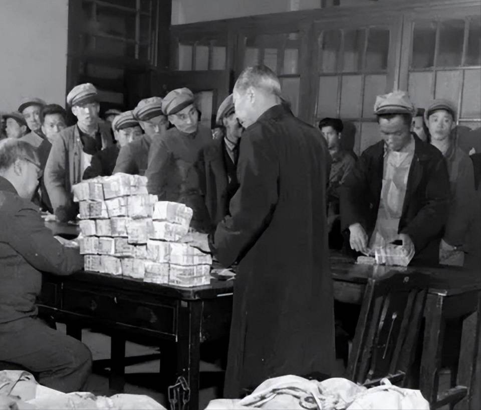 1948年上海：拿到工资的第一件事，是跑