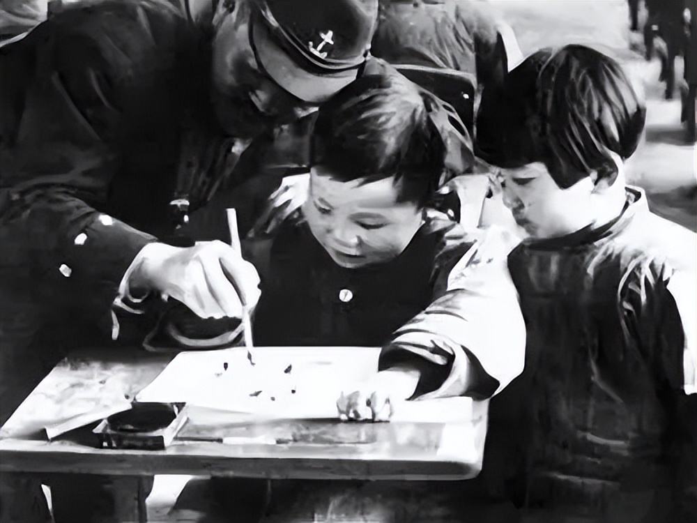 他13岁当“汉奸”   1945年成英雄  代表中国