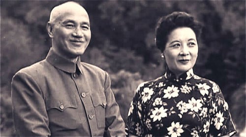 蒋介石、宋美龄两人亲密扶持的景象。