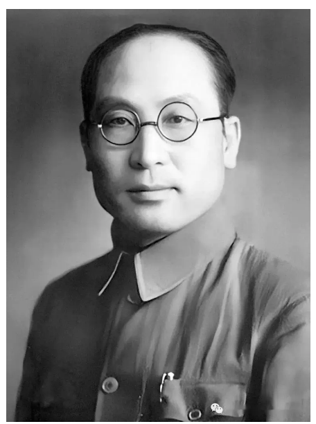 他曾是外交部办公厅副主任，1968年被一脚踢死