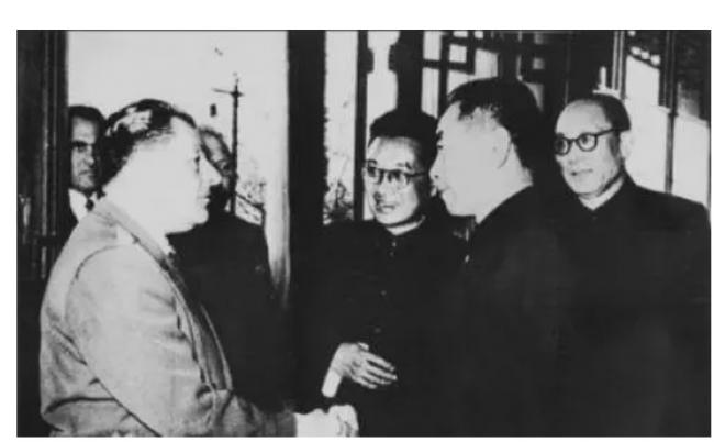 他曾是外交部办公厅副主任，1968年被一脚踢死