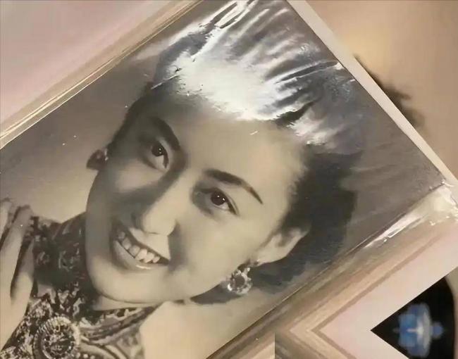 蒋经国和美人张正芬合影，难怪她看不上伊能静